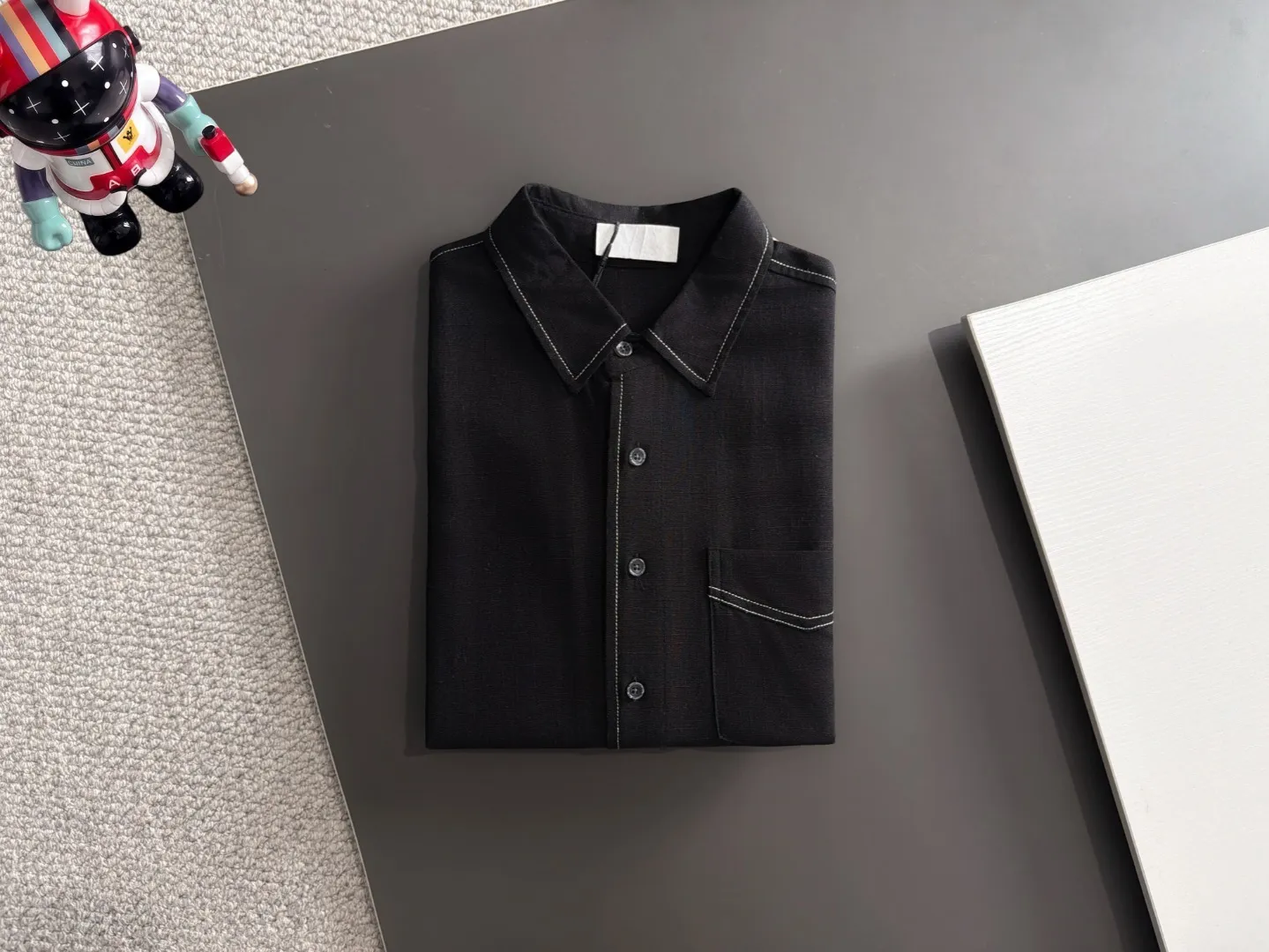 Next day shipment P195 Balenciaga 2025 Autumn and Winter New Arrival shirt, casual Versatile long-sleeved shirt, with a new style interpretation and eye-catching earth tones, the fashion trend index of the entire shirt immediately soared! Made of imported 100% poplin pure cotton material, the light, silky and lustrous silk fabric properties bring an unusual high-end visual sense, and the upper body comfort is needless to say. The hand-tailored pieces are unique in the market! Technological electrostatic pressure spraying machine. The fluff is attracted by the plant body due to the different electric potential. It accelerates vertically and flies up to the pattern that has been scraped and primed. It is then dried in a high-temperature pipe oven to increase the fastness. The fashionable small pointed collar is paired with a flat-angled hem design, which is simple and capable overall! Sizes:M-3XL